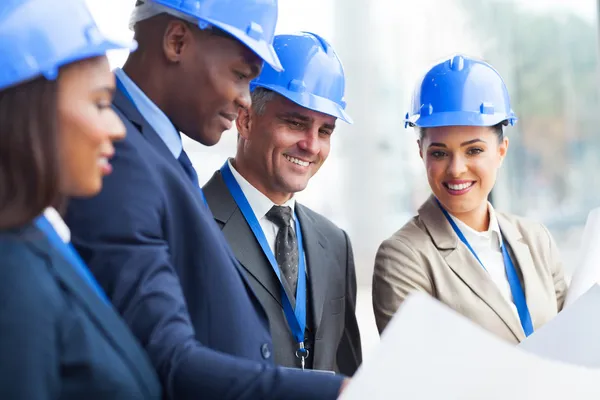 Gerente sênior de construção trabalhando com a equipe — Fotografia de Stock