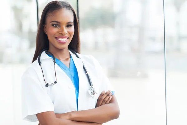 Feminino Africano médico com braços cruzados — Fotografia de Stock