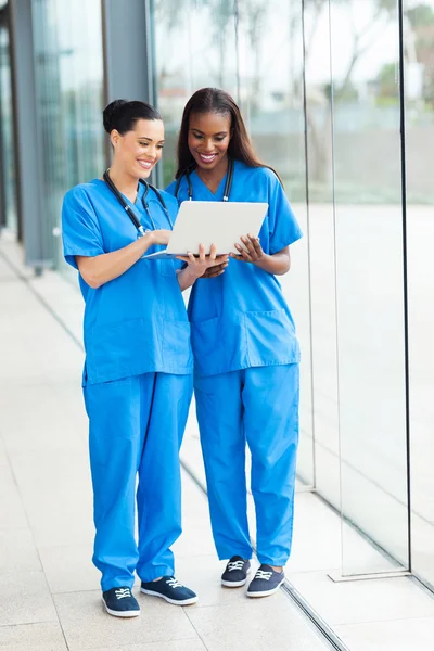 Två kvinnliga vårdpersonal använder laptop — Stockfoto
