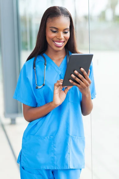 Médico africano usando computador tablet — Fotografia de Stock