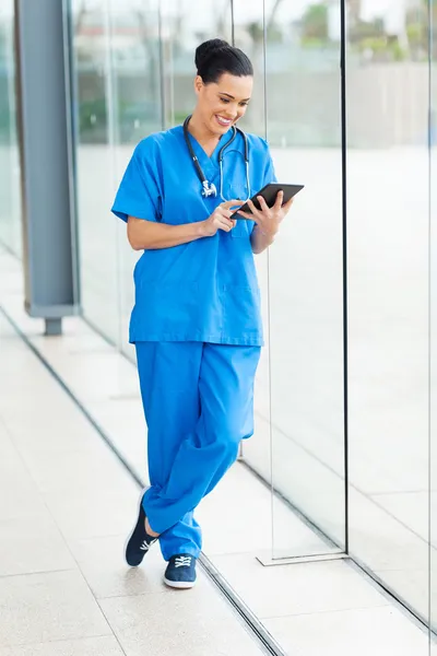 Médico jovem usando tablet pc — Fotografia de Stock