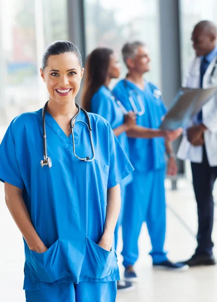 Unga medicinska arbetare på sjukhus — Stockfoto