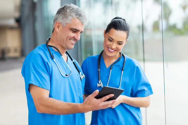 Tablet bilgisayar kullanarak sağlık çalışanları — Stok fotoğraf
