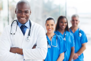 Afrikalı tıp doktoru ve meslektaşları hastanede
