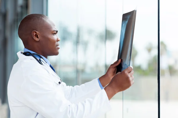 Médico afro-americano olhando para o raio-x do paciente — Fotografia de Stock