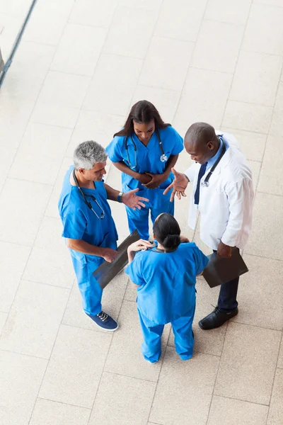 Bovenaanzicht van gezondheidswerkers met een bijeenkomst — Stockfoto