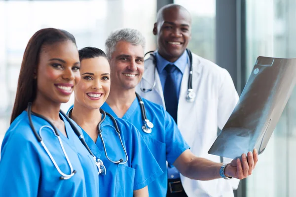 Grupo de trabajadores médicos que trabajan juntos —  Fotos de Stock