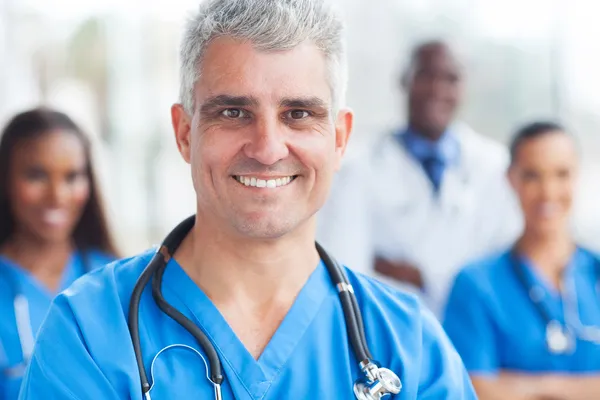 Retrato de cirujano médico senior — Foto de Stock