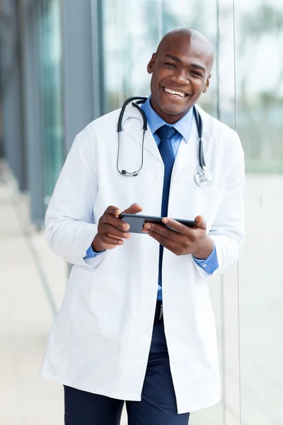 Médico afro-americano usando tablet pc — Fotografia de Stock