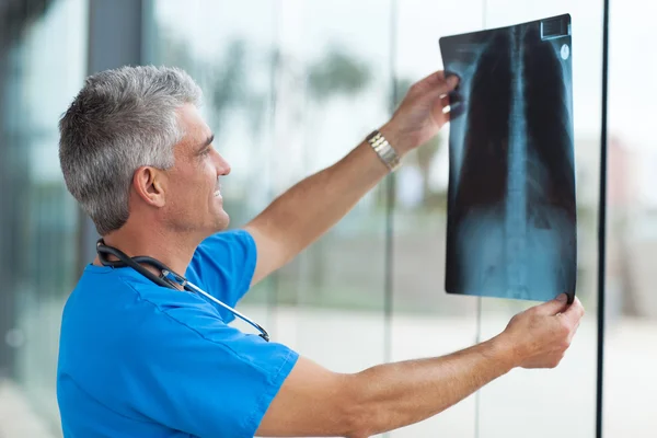 Senior arts houden van patiënt x-ray — Stockfoto