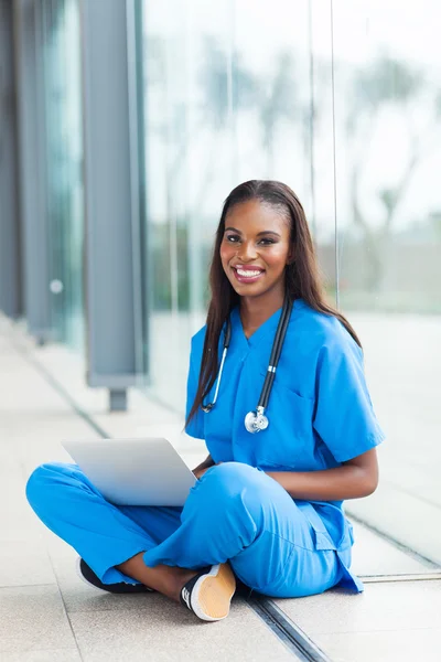 Operatore sanitario nero utilizzando il computer portatile — Foto Stock