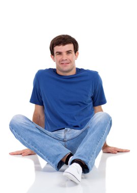 Adam yerde oturuyor.