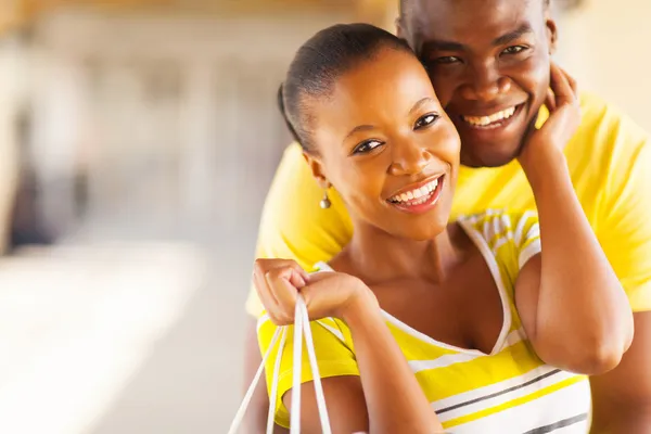 Africana pareja abrazando —  Fotos de Stock