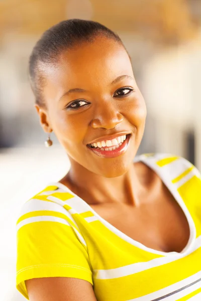 Jonge Afrikaanse vrouw — Stockfoto