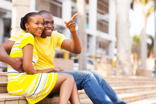 African american couple sitting outdoors in the city — Stock Photo, Image
