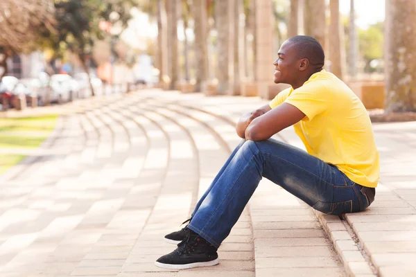 Hombre africano relajándose en ciudad urbana —  Fotos de Stock