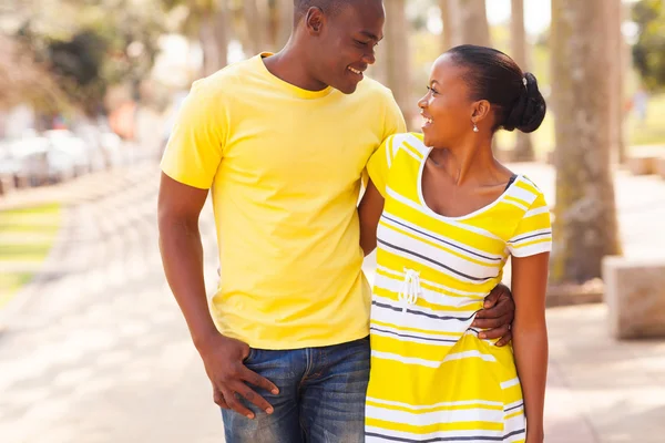 Black young couple walking in the street — Stock Photo, Image