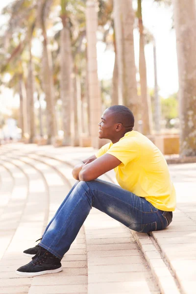 Homem negro ao ar livre sentado em passos — Fotografia de Stock