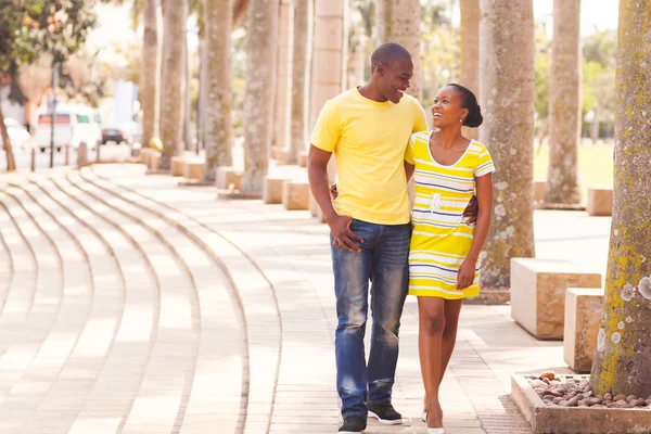 Unga afro amerikansk par promenader på urban street — Stockfoto