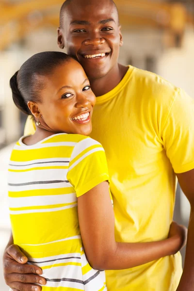 Kärleksfull afrikanska par kramar — Stockfoto