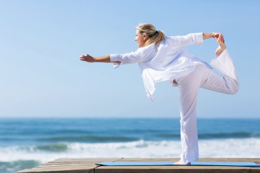Olgun kadın yoga pose Beach