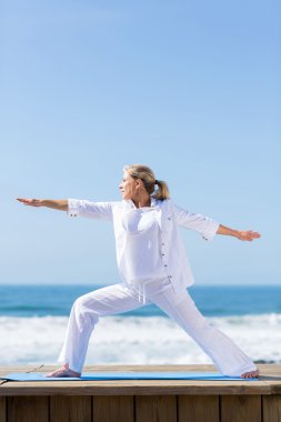 üst düzey kadın savaşçı yoga yaparken poz