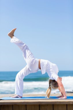Olgun kadın pratik Yoga