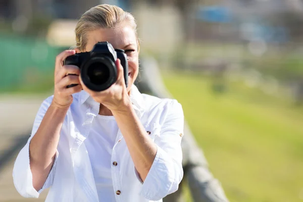 Dojrzała kobieta fotograf biorąc Zdjęcia — Zdjęcie stockowe