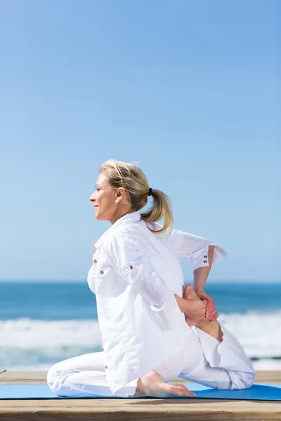 Mellersta åldern kvinna praktisera yoga — Stockfoto