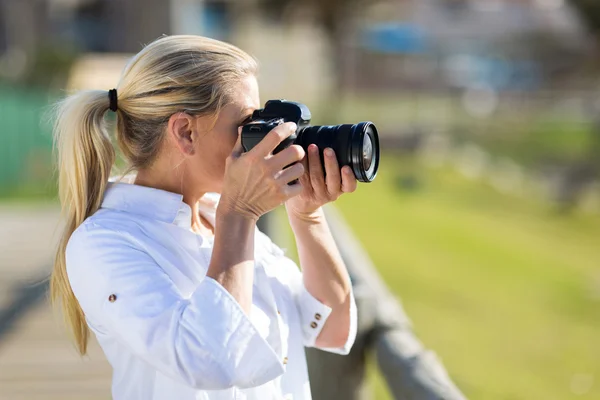 Amatorskie średniej wieku fotograf fotografowania zdjęć na zewnątrz — Zdjęcie stockowe