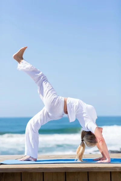 Femme mûre pratiquant le yoga — Photo