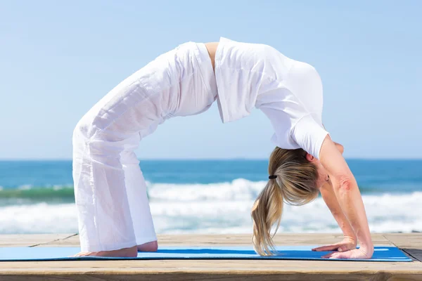 Fitness vrouw yoga oefenen op strand — Stockfoto