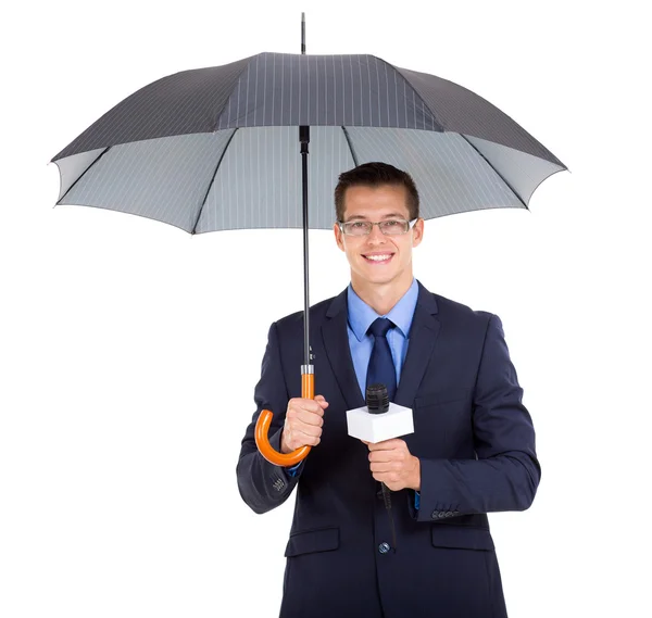 Jornalista de notícias segurando um guarda-chuva — Fotografia de Stock