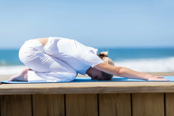 Vrouw doet stretching oefening — Stockfoto