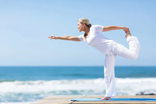 Žena středního věku jóga cvičení — Stock fotografie