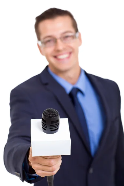 Journaliste avec microphone interviewant — Photo