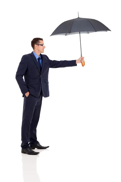 Jovem empresário dando guarda-chuva — Fotografia de Stock