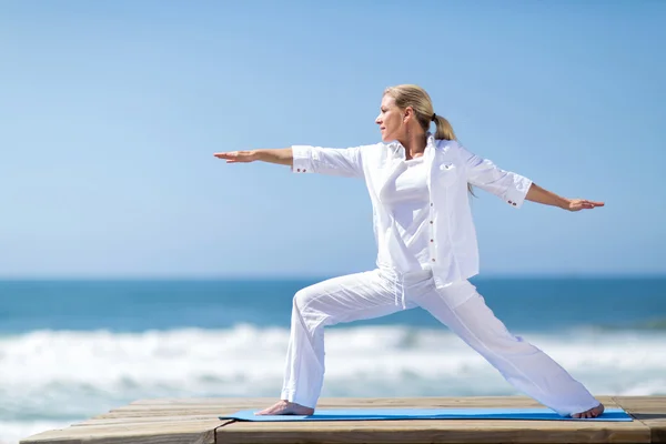 Piuttosto di mezza età posa donna yoga — Foto Stock