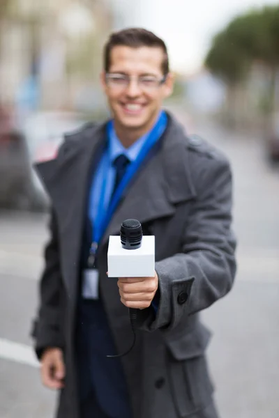 Nachrichtenreporter gibt Interview im Freien — Stockfoto