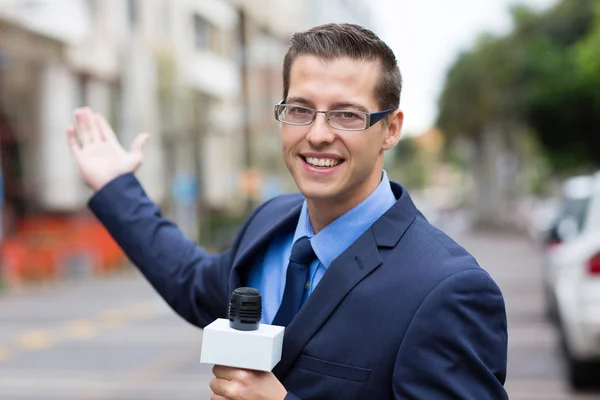 News reporter in live broadcasting on street — Stock Photo, Image