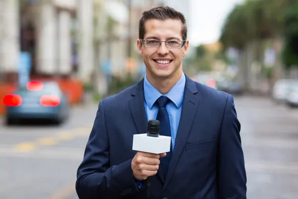 Reportero de noticias transmitiendo en vivo en la calle — Foto de Stock