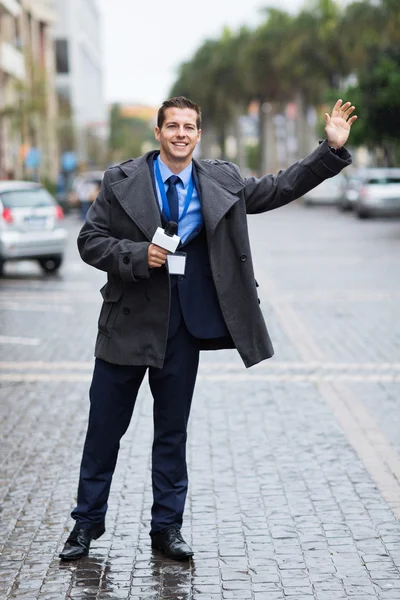 Journalist som väntar på en taxi — Stockfoto