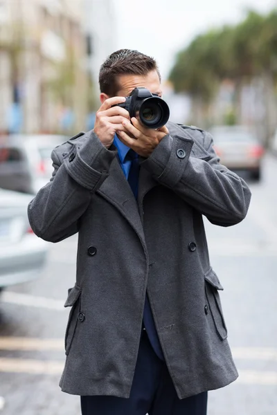 Fotograf macht Straßenfotos — Stockfoto