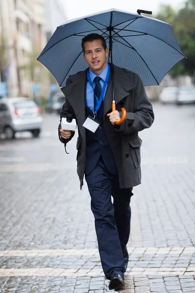 Junge Journalistin stürmt auf Eilmeldungen zu — Stockfoto