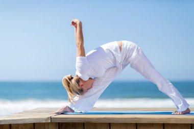 Orta yaş kadın yoga pose yapıyor