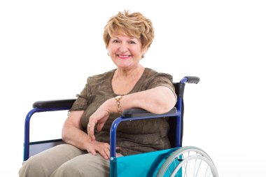 tekerlekli sandalye üzerinde oturan yaşlı özürlü kadın