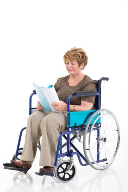 üst düzey kadın tekerlekli sandalye üzerine bir kitap okuma devre dışı