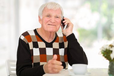 Son sınıf öğrencisi cep telefonuyla konuşuyor.