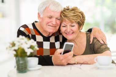 yaşlı çift akıllı telefon kullanma