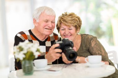 üst düzey iki fotoğraf makinesinde fotoğrafların görüntülenmesi